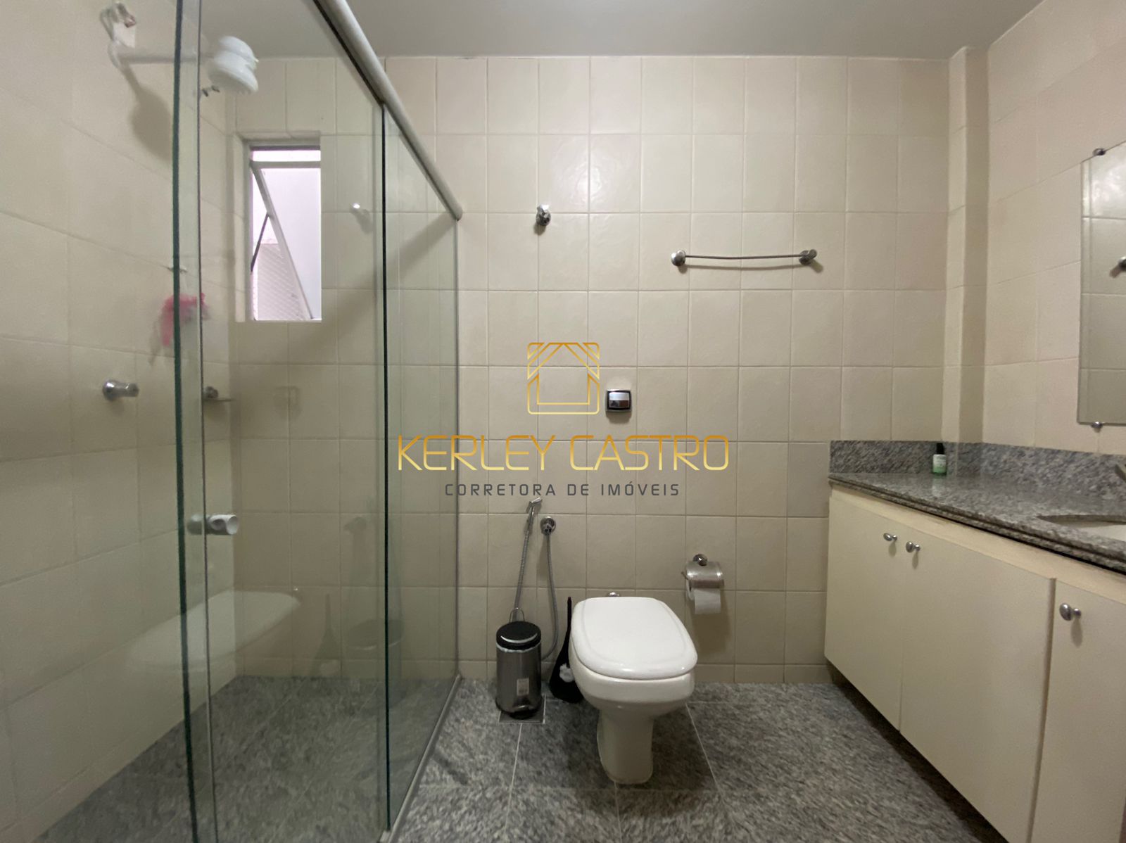 VENDO AMPLO APARTAMENTO NO BAIRRO SANTA HELENA 